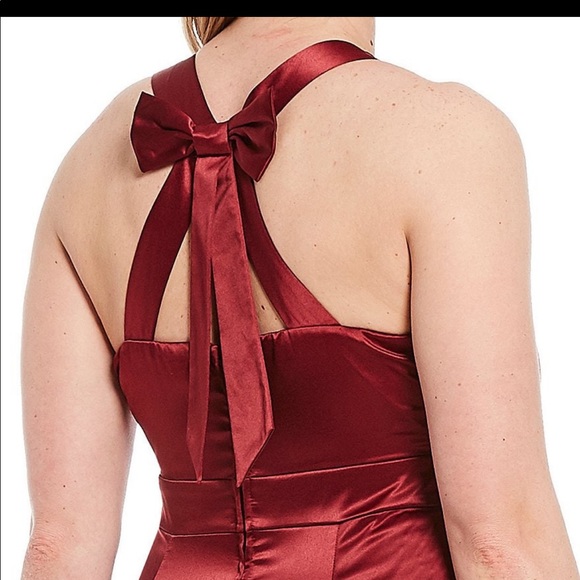 Trumpet style formal gown - Picture 3 of 7